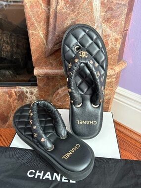 Chanel Interlocking CC Logo Leather Slides !!